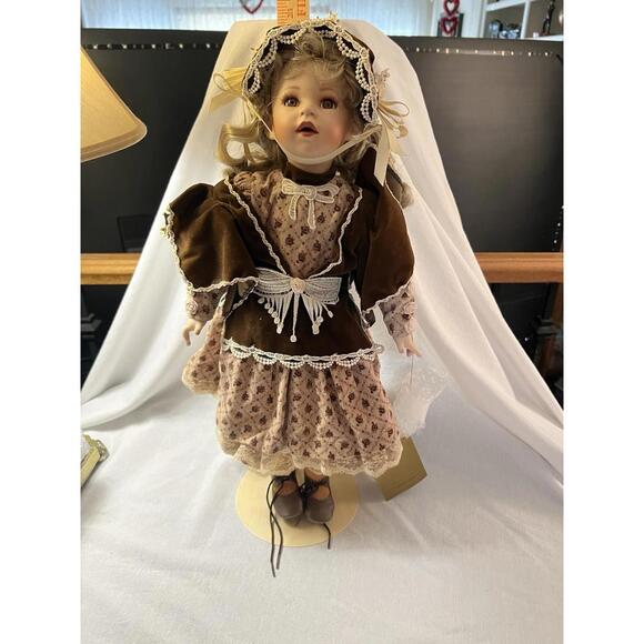 1995 Franklin Mint Coca-Cola Limited 19” Porcelain Doll Blonde Hair Sarah